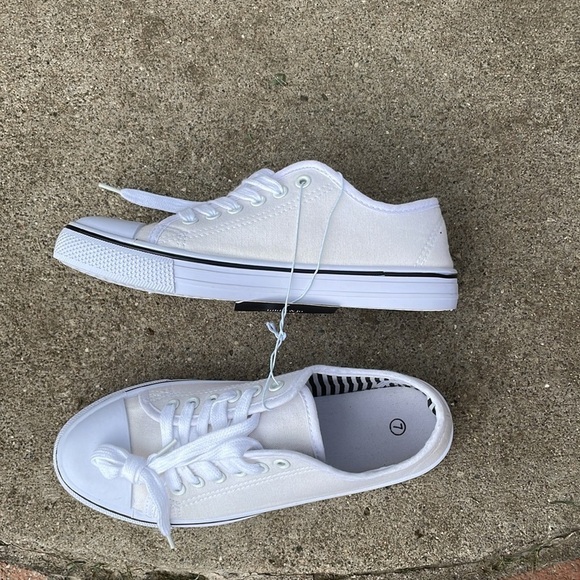 Trendy White Canvas Sneakers for Women - Picture 3 of 4